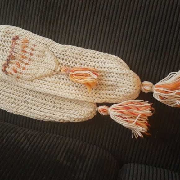 NWOT Hand made Cream Knit Scarf with Tassels And Pocket - Picture 3 of 4